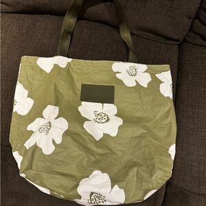 ALOHA Collection Green and White Floral Tote